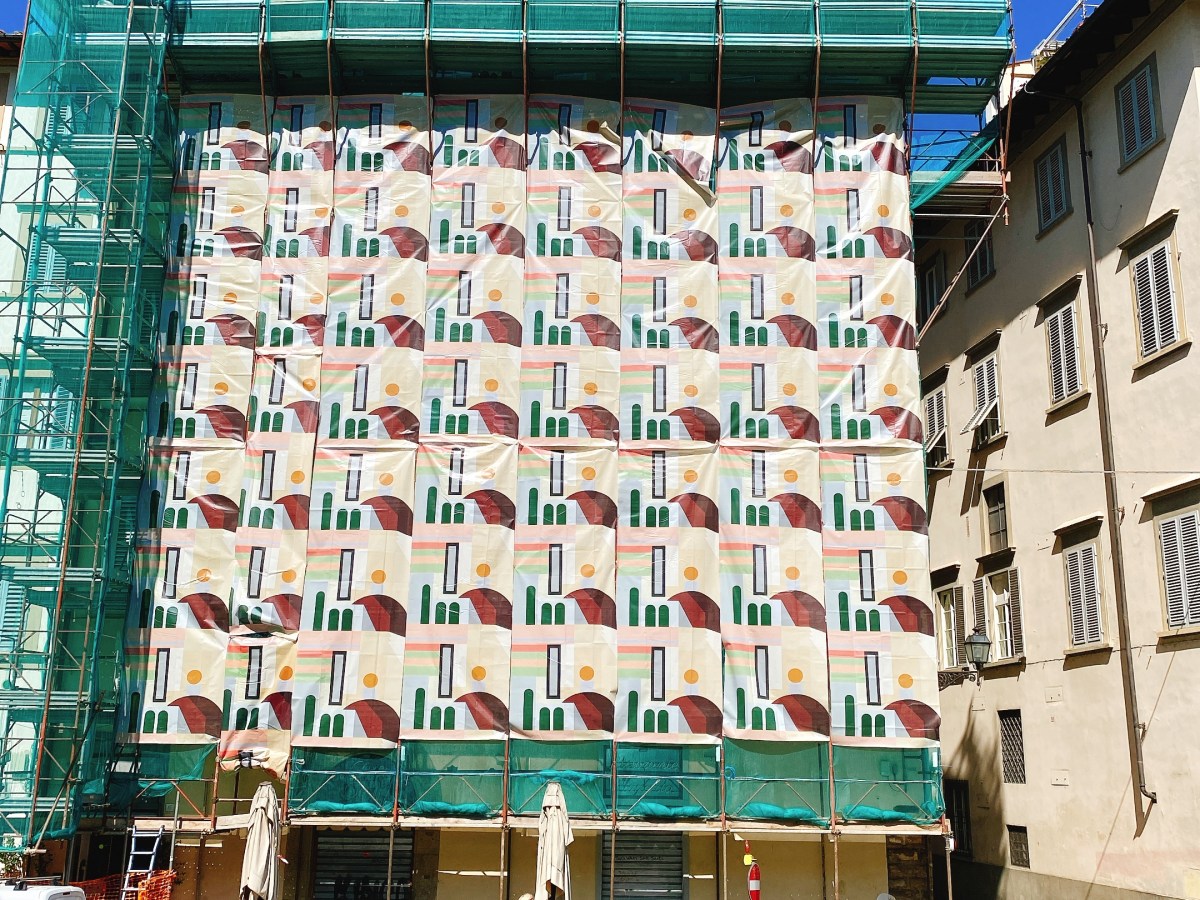 Giulia Peyrone 茱莉亞・佩羅尼的公共裝置作品—「工業帷幕項目・第二號 」 將在彼提廣場展示到5月15號 。“Giulia Peyrone’s “Progetto Tende Industriali No.2” in piazza de’ Pitti until 5th&nbsp;May.”