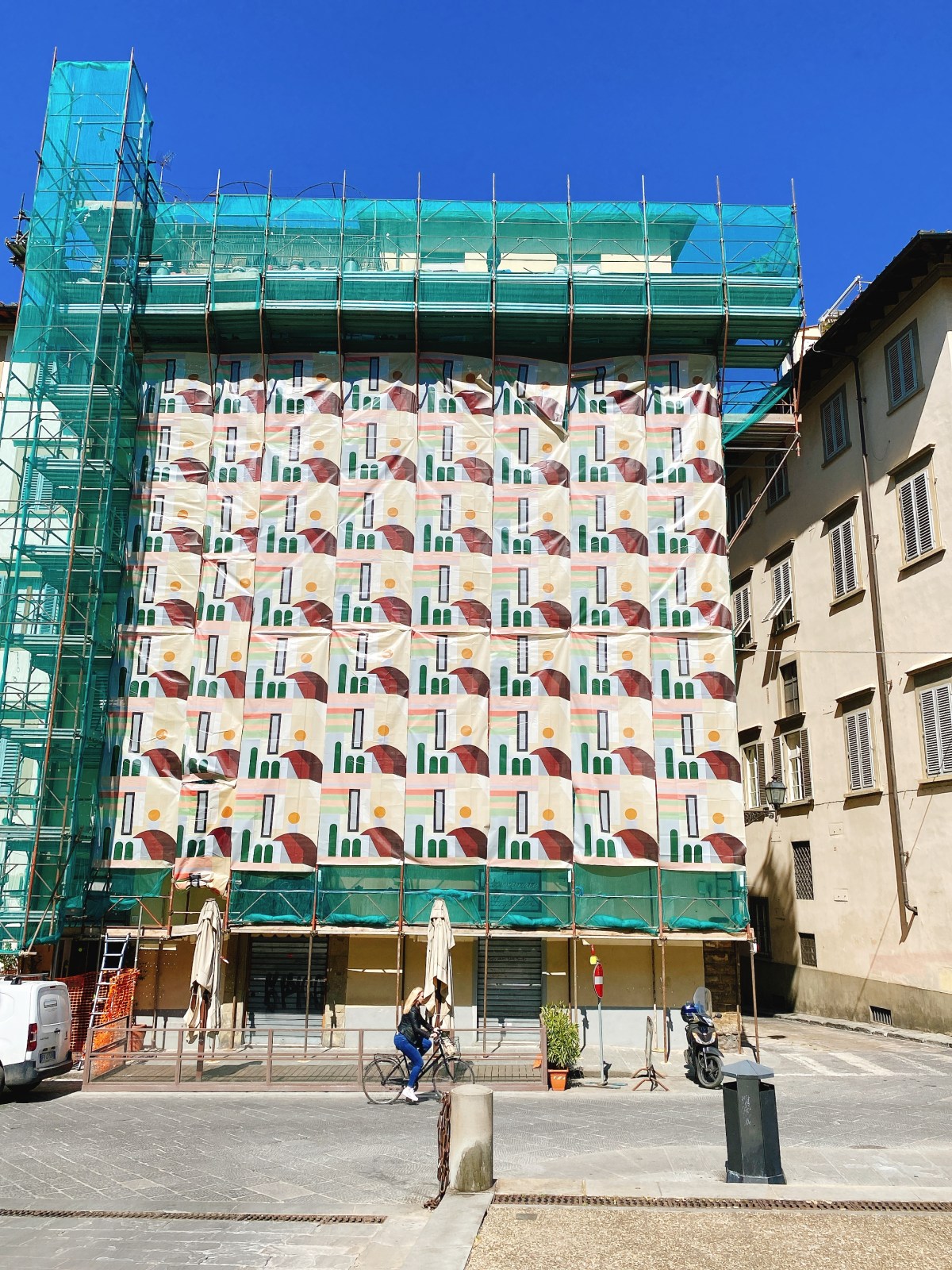 Giulia Peyrone 茱莉亞・佩羅尼的公共裝置作品—「工業帷幕項目・第二號 」 將在彼提廣場展示到5月15號 。“Giulia Peyrone’s “Progetto Tende Industriali No.2” in piazza de’ Pitti until 5th&nbsp;May.”